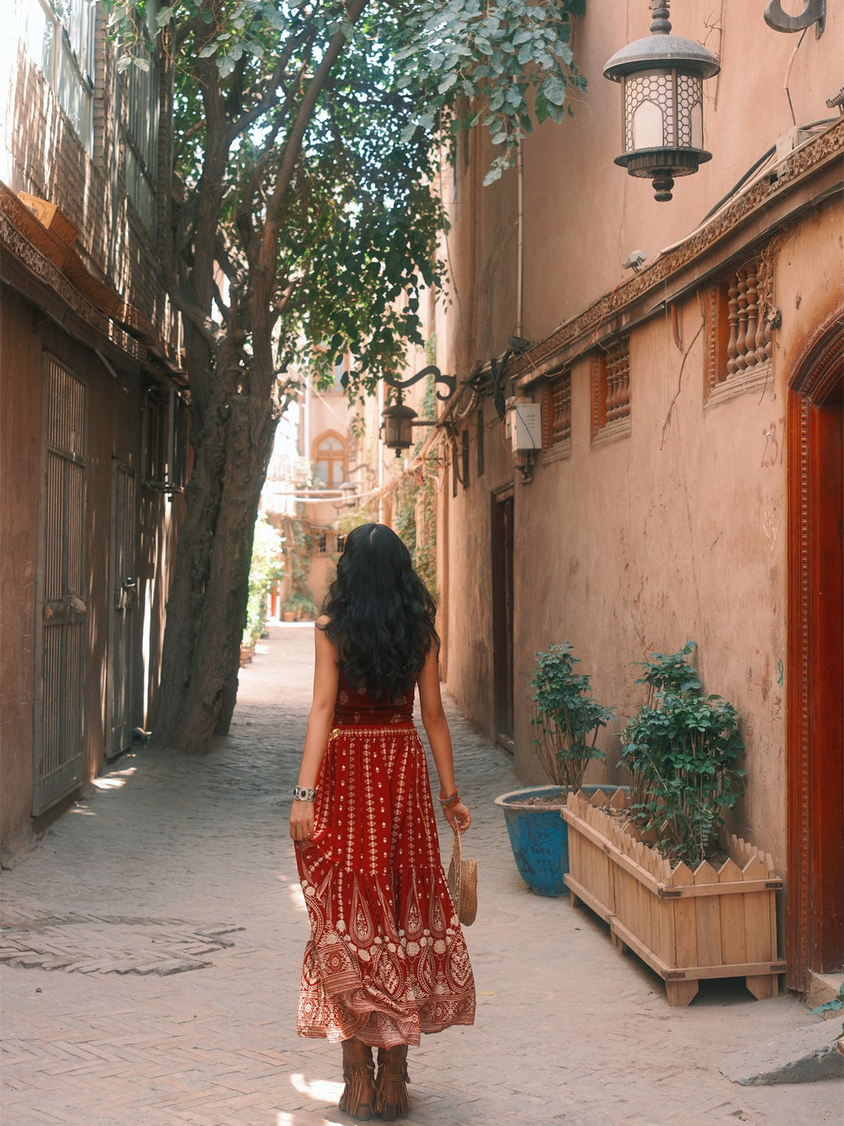 路地にひるがえる金彩プリントのロングスカート N00029